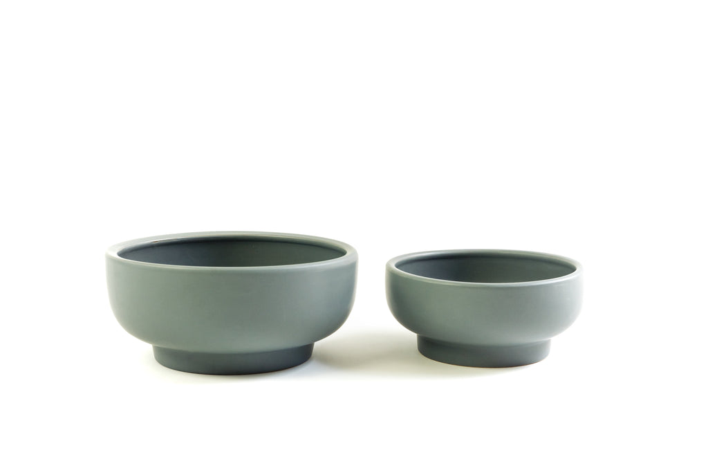 Pair of gray porcelain bowls with slightly exaggerated pedestal on bottoms.